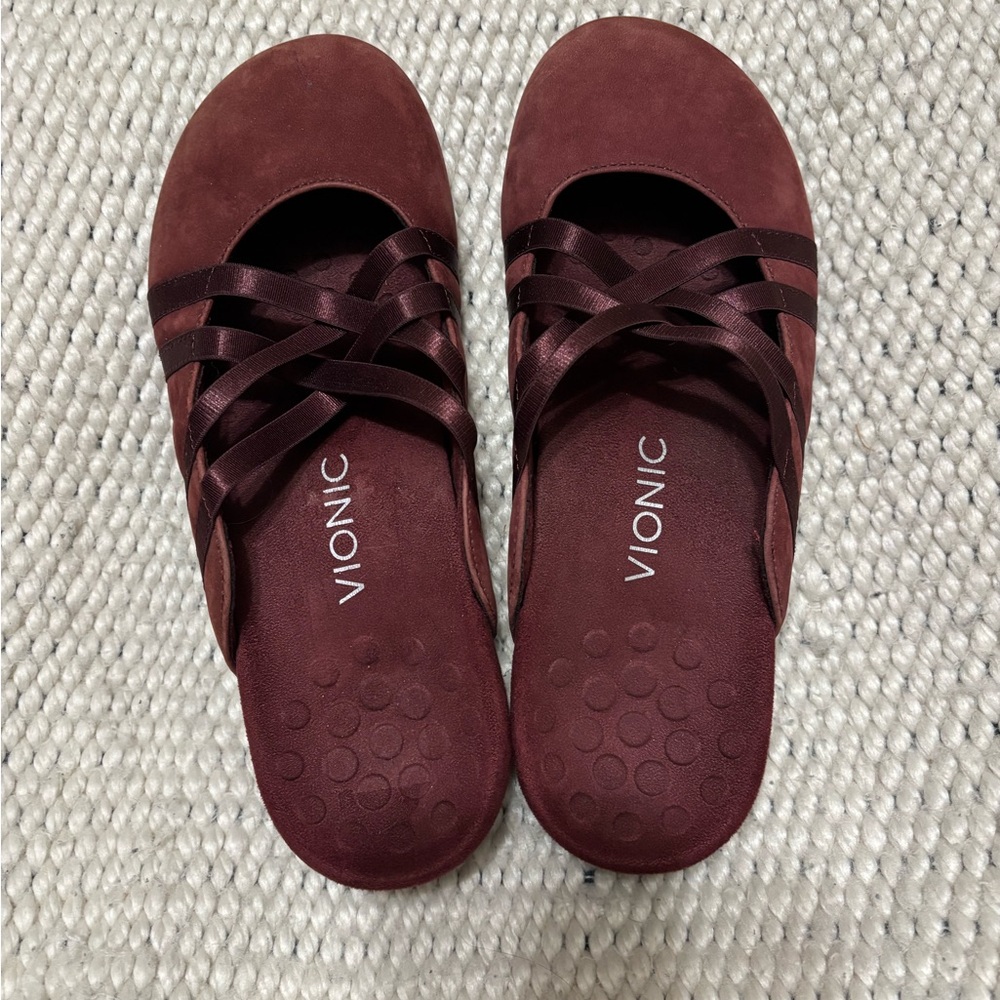 Vionic Claire Slip-On Mules in wine/burgundy color. Excellent condition. Size 8.